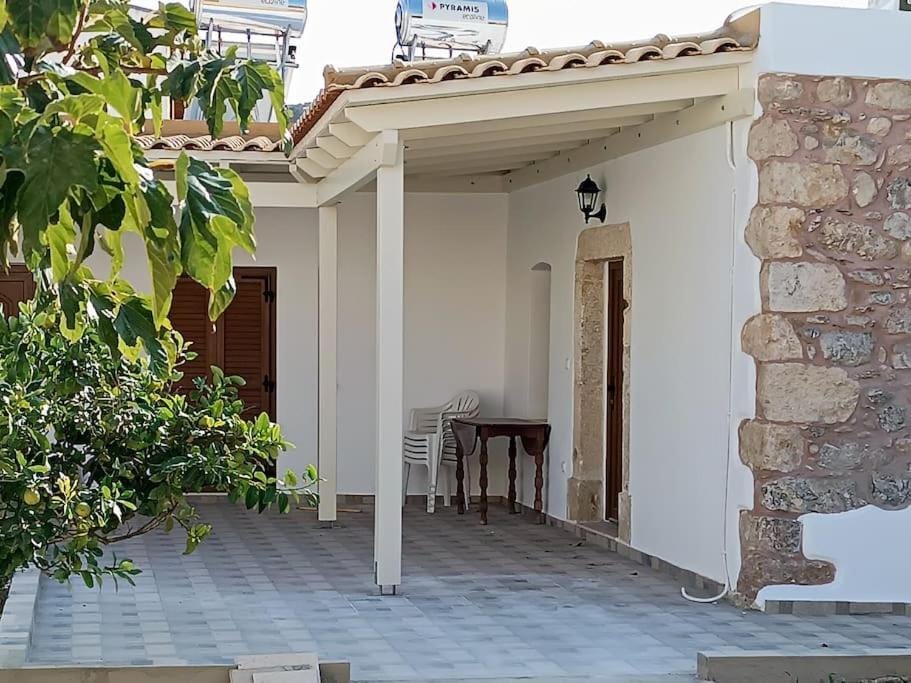 Property building, Patio, Day, Balcony/Terrace
