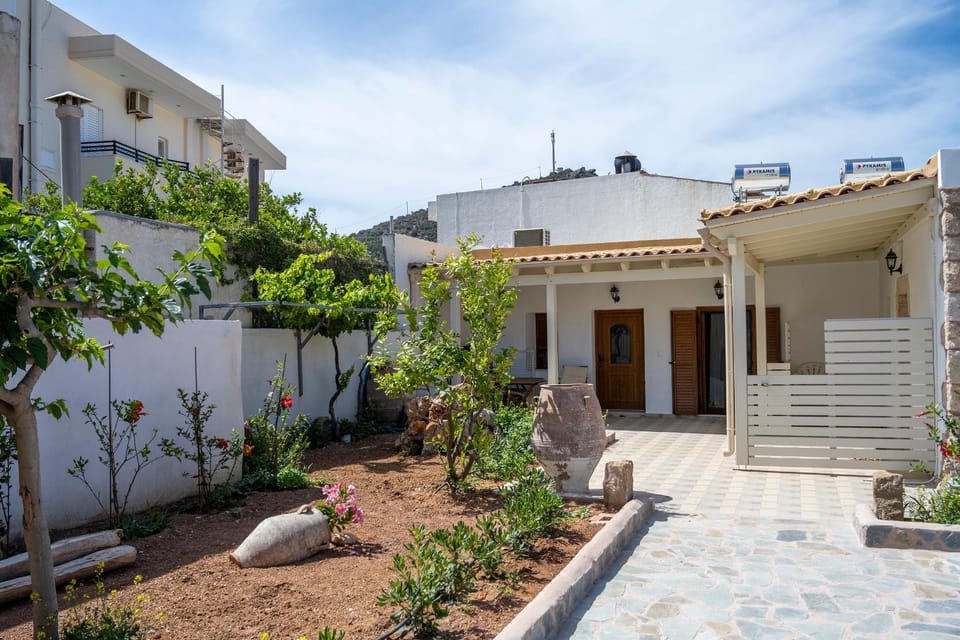 Property building, Facade/entrance, Spring, Day, Garden, Garden view