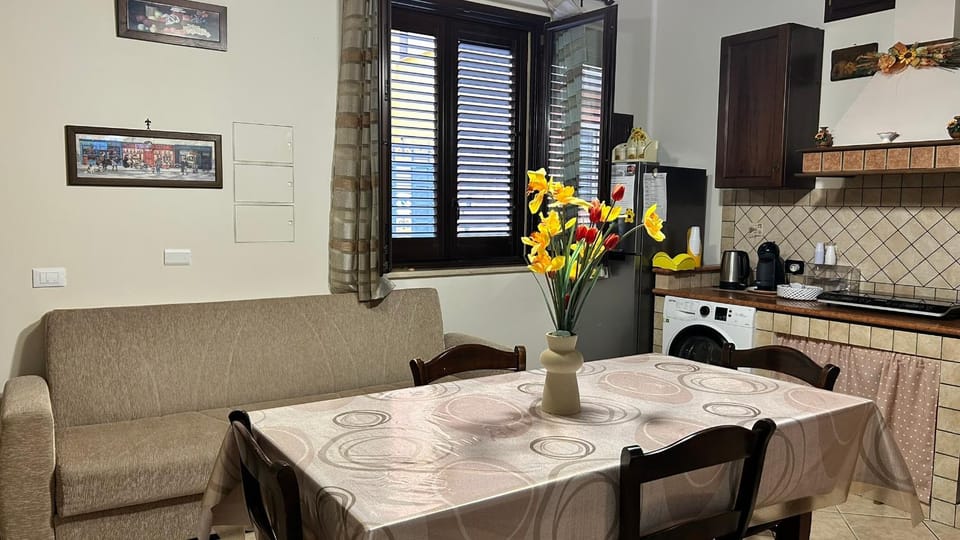 Coffee/tea facilities, Dining area, stove