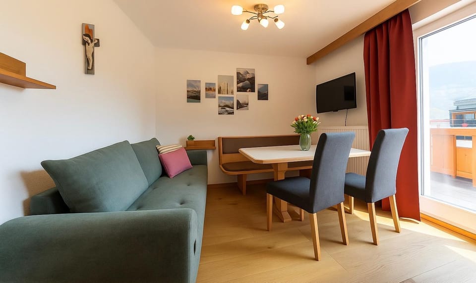 Communal lounge/ TV room, TV and multimedia, Living room, Seating area, Dining area