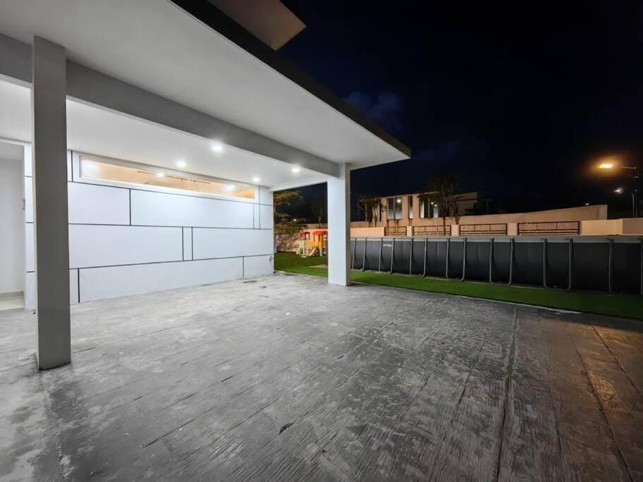 TropINN Villa- CornerHouse•BIGPool•BBQ•KTV•Billard House in Johor