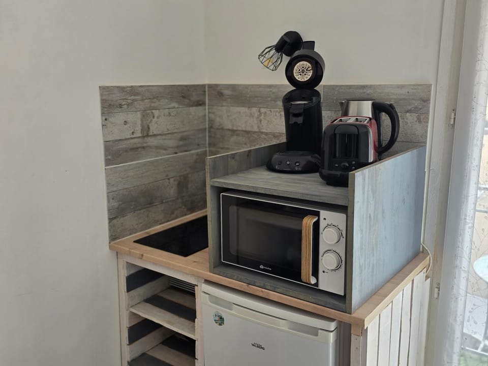 Coffee/tea facilities, Kitchen or kitchenette, microwave, stove, toaster
