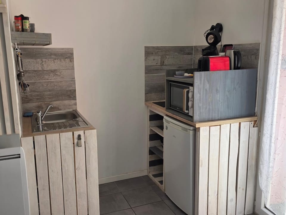 Coffee/tea facilities, Kitchen or kitchenette, microwave, stove, toaster