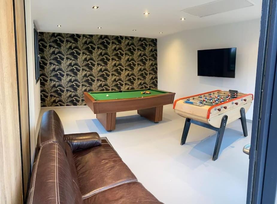 Billiard, Game Room