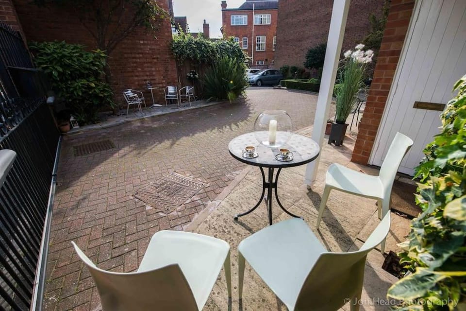 4 Bed Townhouse 2 mins from everything & 1 parking space! House in Stratford-upon-Avon