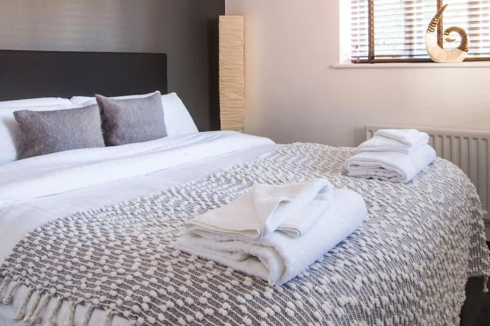 4 Bed Townhouse 2 mins from everything & 1 parking space! House in Stratford-upon-Avon