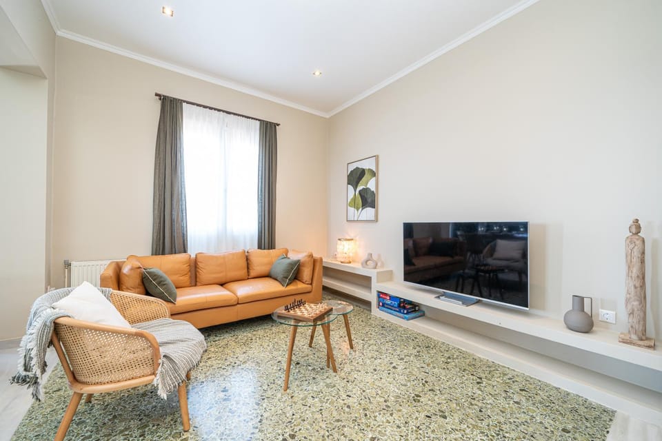 TV and multimedia, Living room, Seating area, Evening entertainment