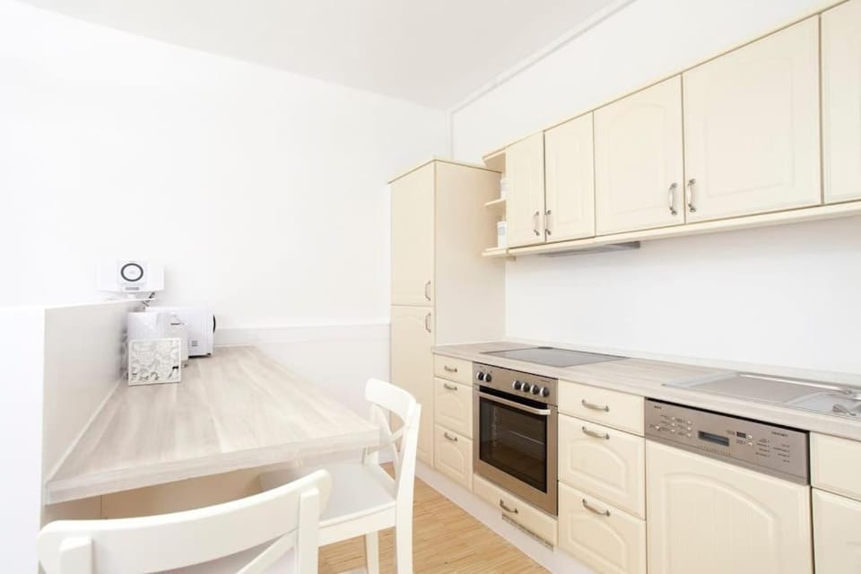 Kitchen or kitchenette, Dining area, dishwasher, minibar, pet friendly, stove, toaster
