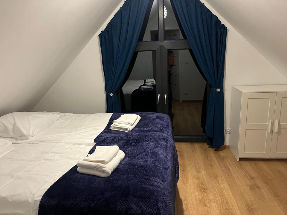 Photo of the whole room, Bedroom