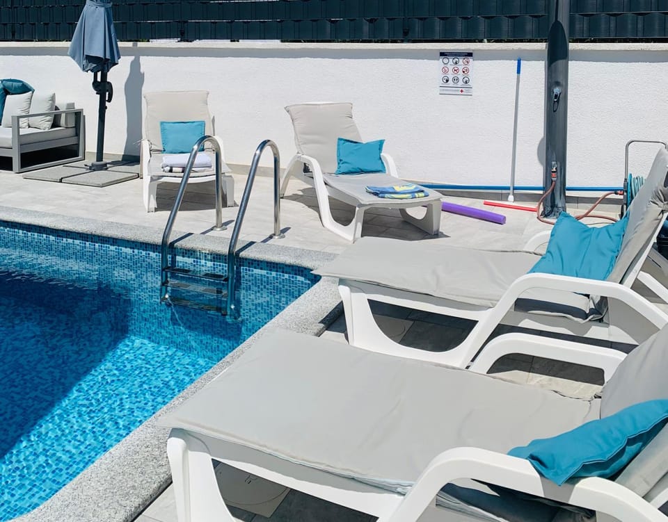 Day, Balcony/Terrace, Pool view, Swimming pool, Swimming pool, sunbed