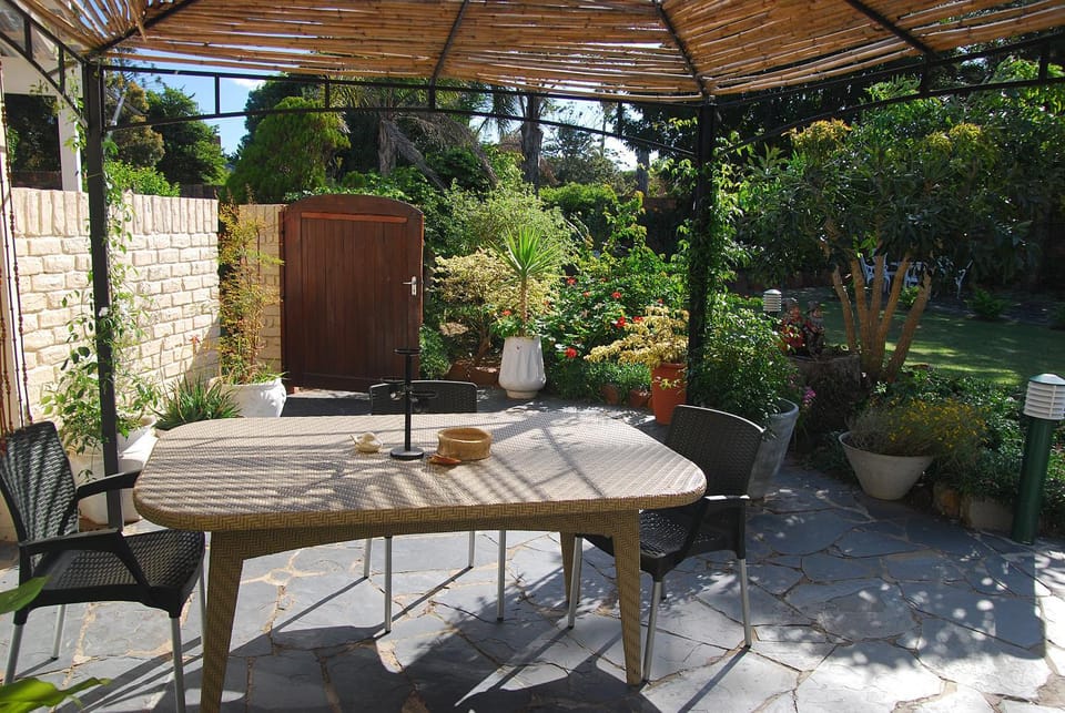 Facade/entrance, Garden, Balcony/Terrace