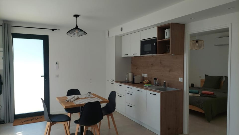 Kitchen or kitchenette, Dining area, dishwasher, oven, stove