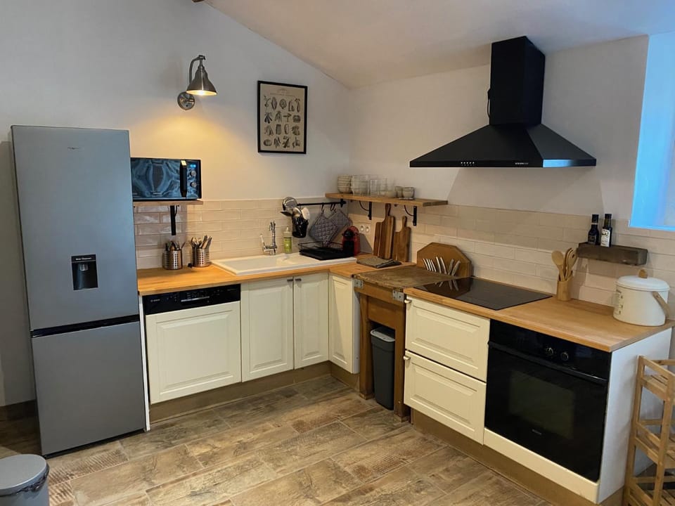 Coffee/tea facilities, Kitchen or kitchenette, dishwasher, microwave, oven, stove, toaster