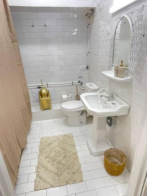 Shower, Toilet, Bathroom, towels