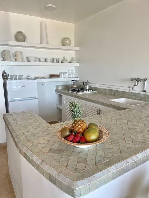 Kitchen or kitchenette, dishwasher, stove