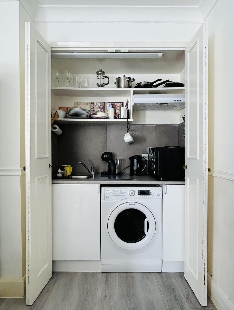 Coffee/tea facilities, Kitchen or kitchenette, stove