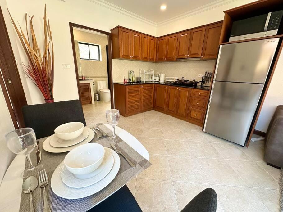 Coffee/tea facilities, Kitchen or kitchenette, Dining area, minibar, stove, toaster