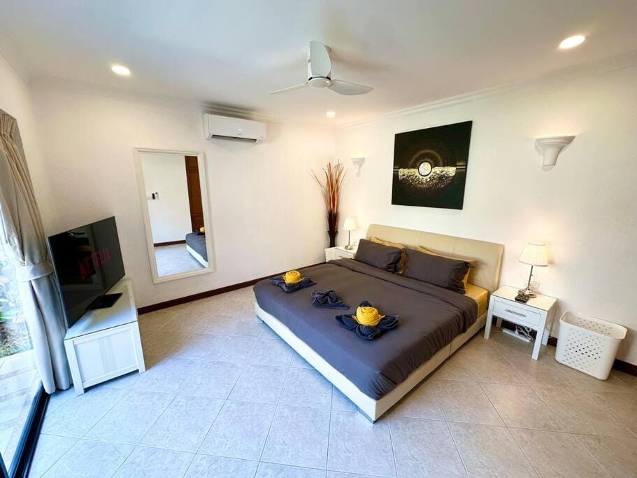 Bed, TV and multimedia, Bedroom, fireplace, towels, air conditioner