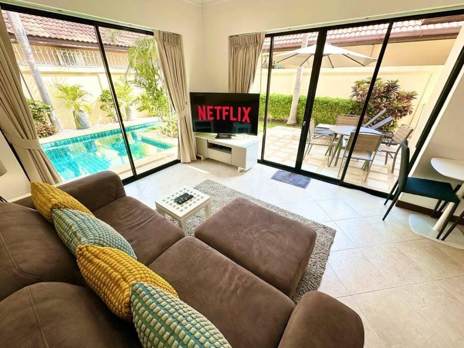Communal lounge/ TV room, TV and multimedia, Living room, Seating area, Pool view, Swimming pool
