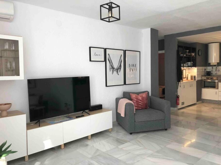 TV and multimedia, Living room, Seating area, Evening entertainment