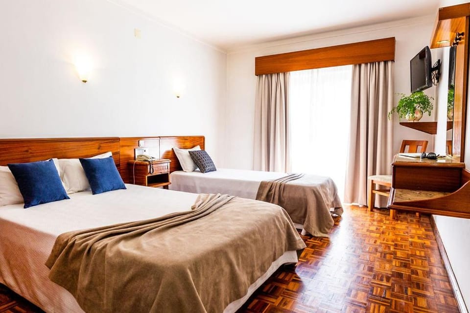 Bed, TV and multimedia, Photo of the whole room, Bedroom, Family