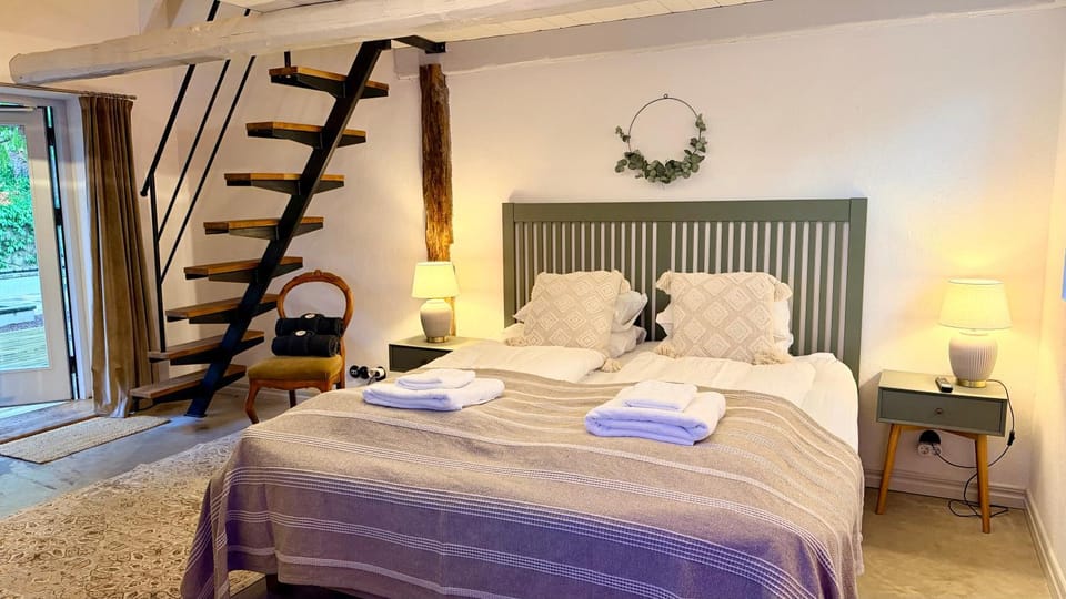 Bed, Bedroom, towels