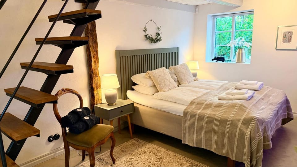 Bed, Bedroom, towels