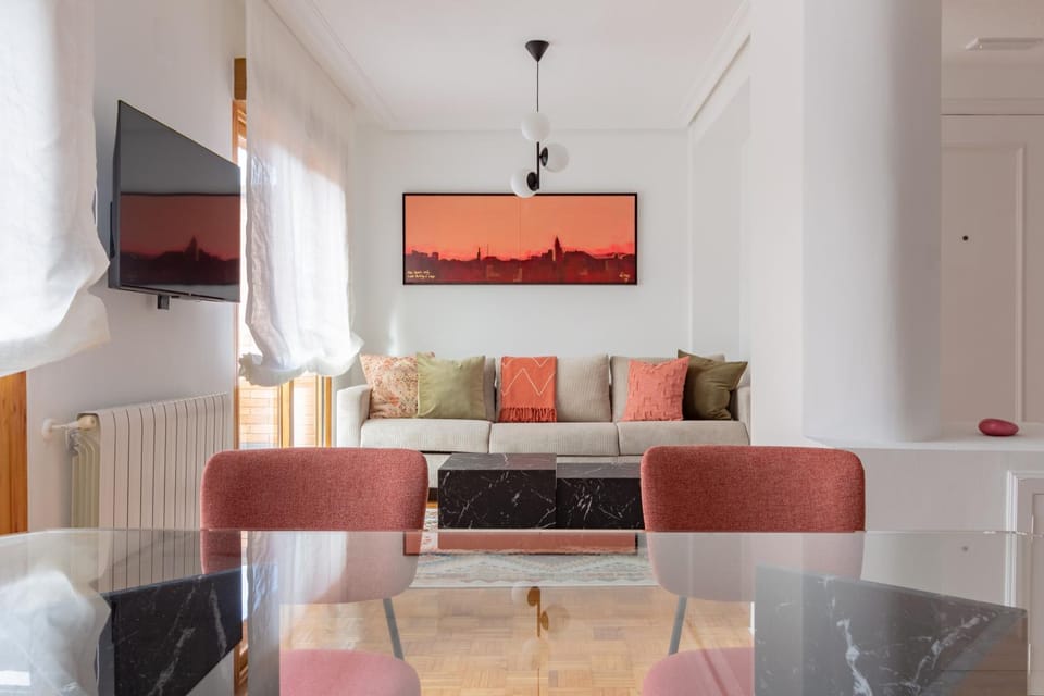 TV and multimedia, Living room, Seating area, Dining area