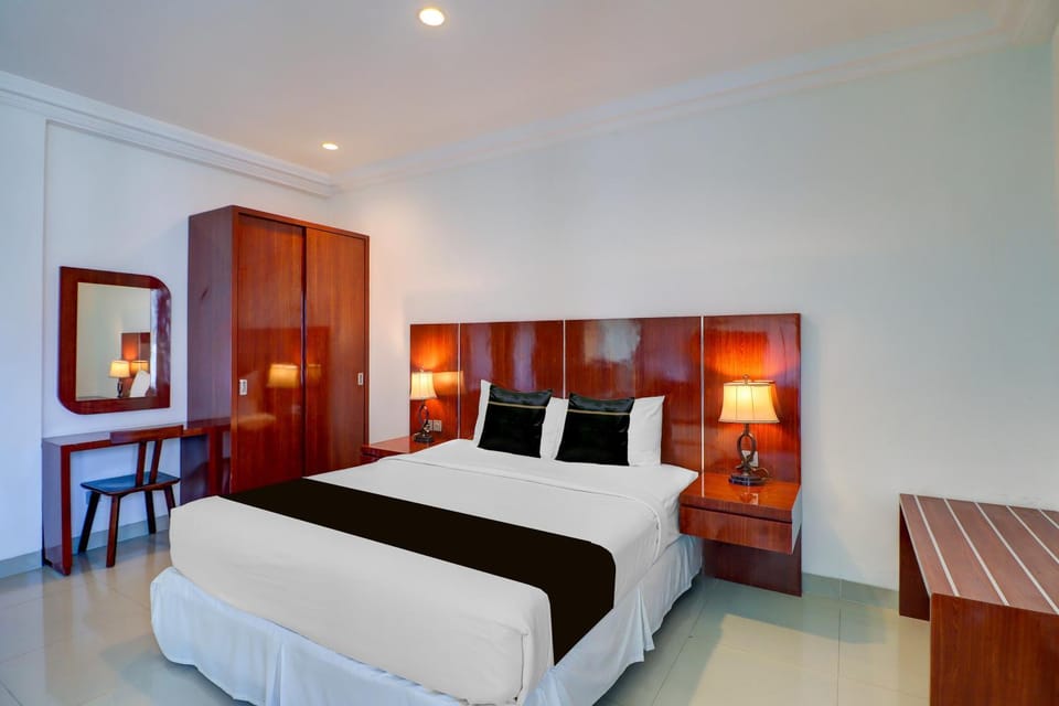 Bed, Photo of the whole room, Seating area, Bedroom, wardrobe