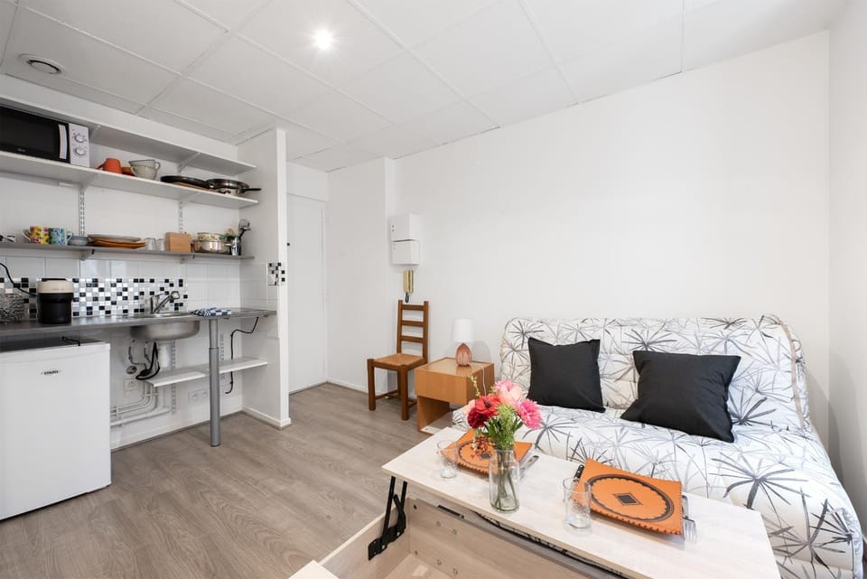 Kitchen or kitchenette, Living room, Dining area, minibar, stove