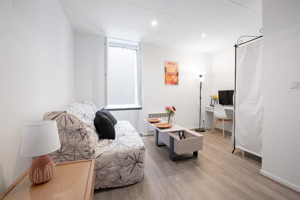 Bed, TV and multimedia, Living room, Photo of the whole room, Seating area, Bedroom