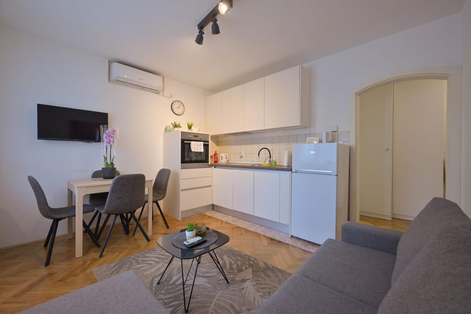 TV and multimedia, Living room, Decorative detail, Dining area, dishwasher, oven, kitchen, air conditioner