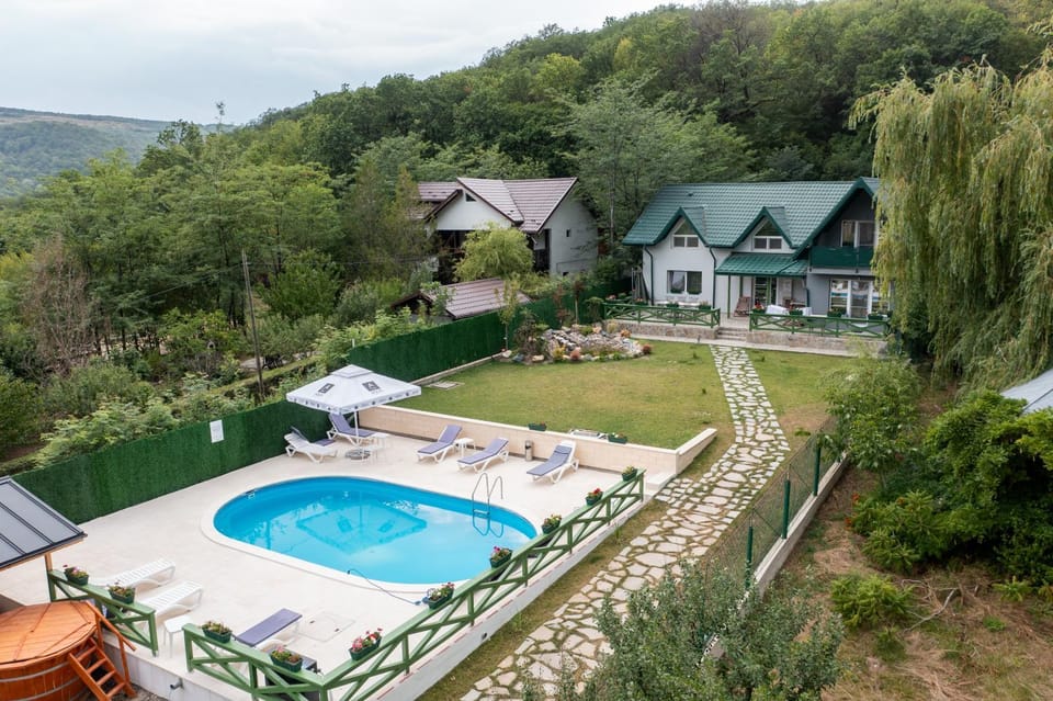 Property building, Day, Garden, Garden view, Mountain view, Pool view, Swimming pool, sunbed