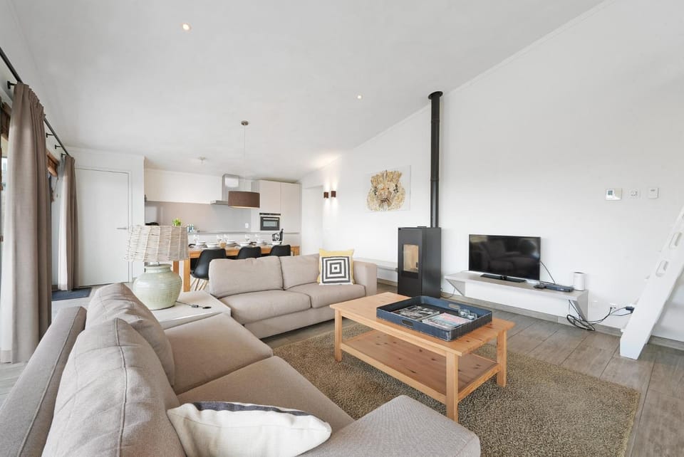 Kitchen or kitchenette, Living room, Seating area