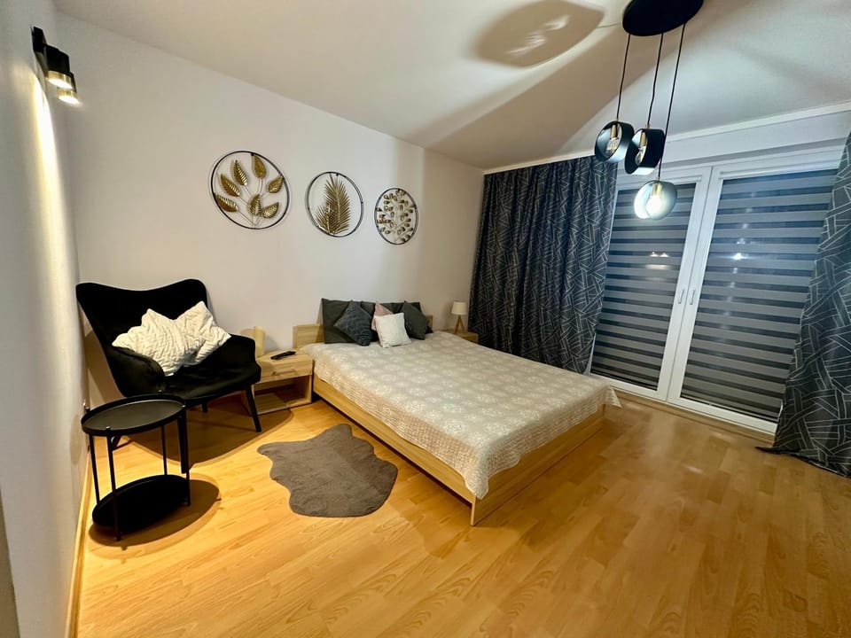 Bed, Photo of the whole room, Seating area, Bedroom
