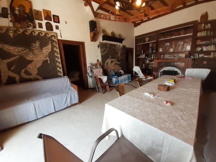 Bed, Living room, Seating area, Dining area, Bedroom