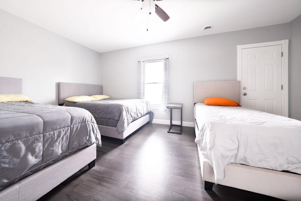 Quiet 4BR near Niagara Falls & Casino Apartment in Niagara Falls