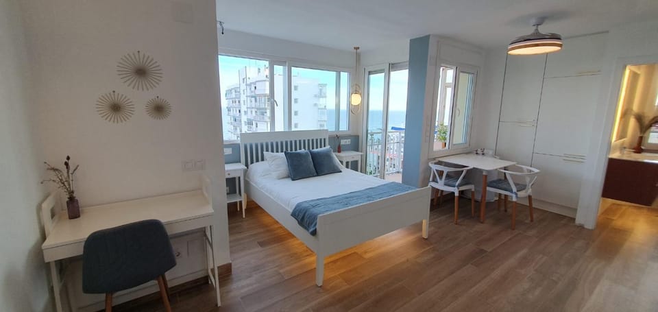 Bed, Dining area, Bedroom