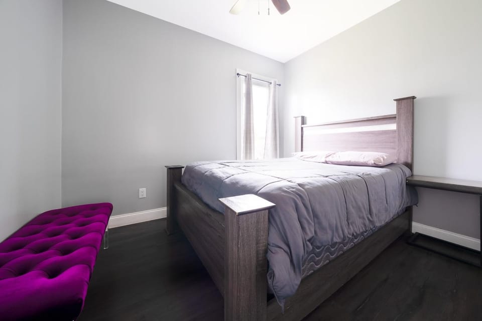 Comfy 4BR, 1 Bath Near the Falls & Casino Apartment in Niagara Falls