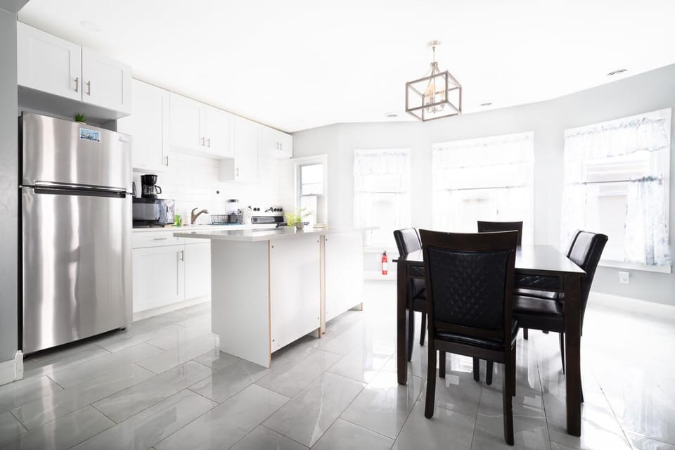 Comfy 4BR, 1 Bath Near the Falls & Casino Apartment in Niagara Falls