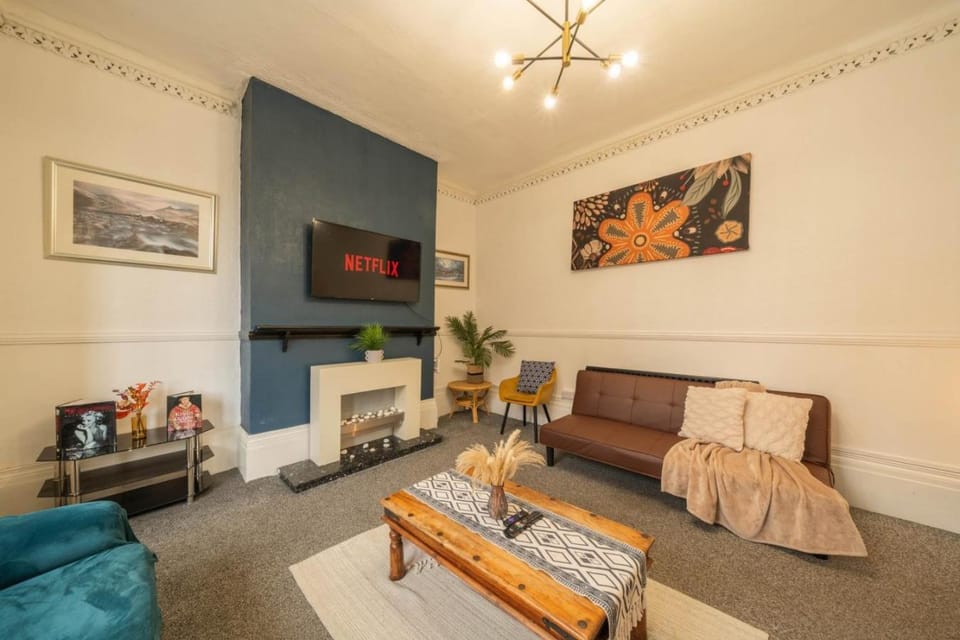 Communal lounge/ TV room, TV and multimedia, Living room, Seating area, Evening entertainment