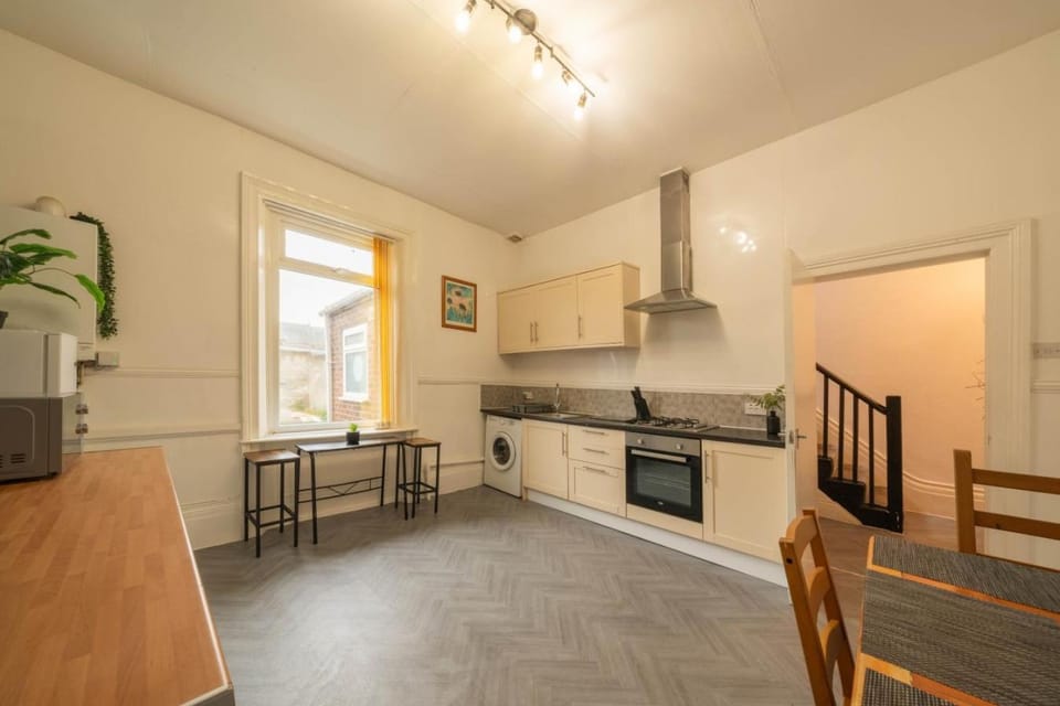 Kitchen or kitchenette, Dining area, dishwasher, stove