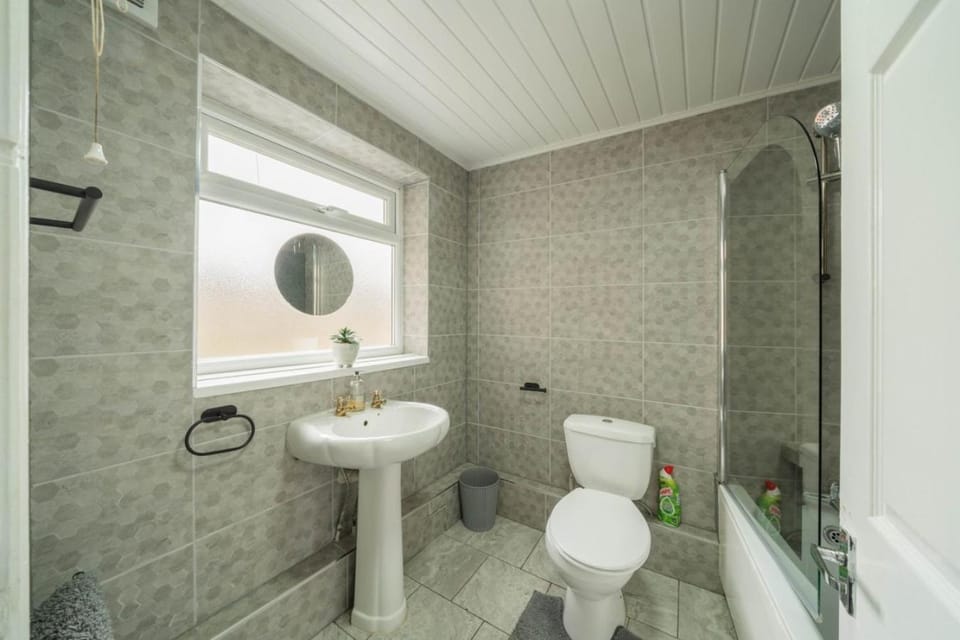 Shower, Toilet, Bathroom, Bath
