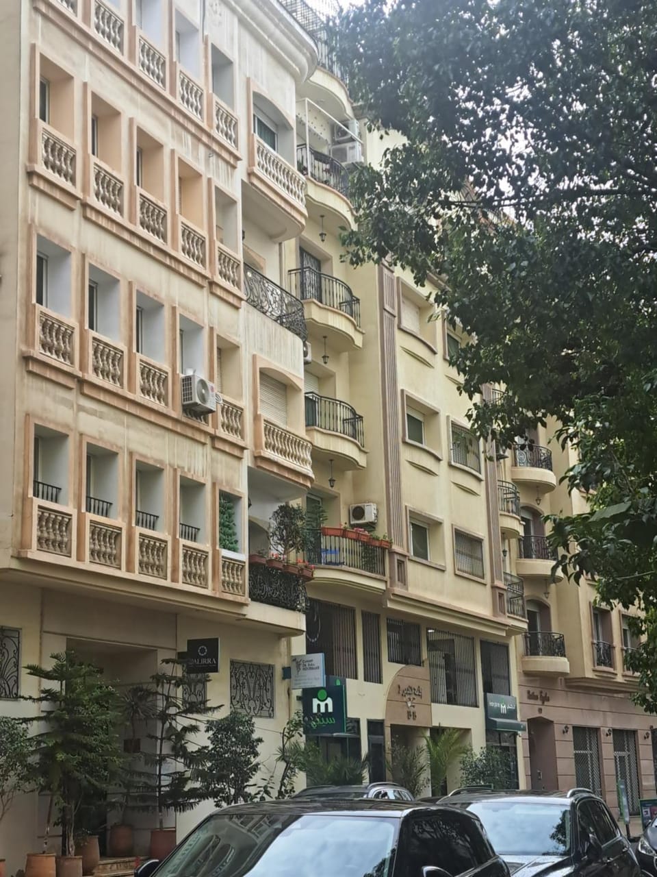 Neighbourhood, Area and facilities, Supermarket/grocery shop, Shopping Area, hair dresser, vending machine