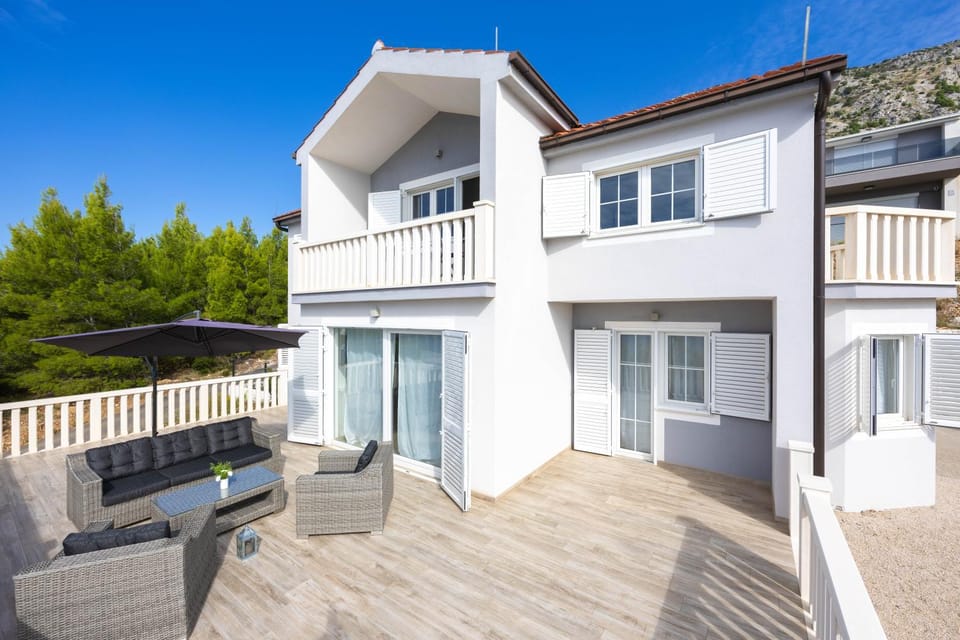 Property building, Balcony/Terrace, Seating area
