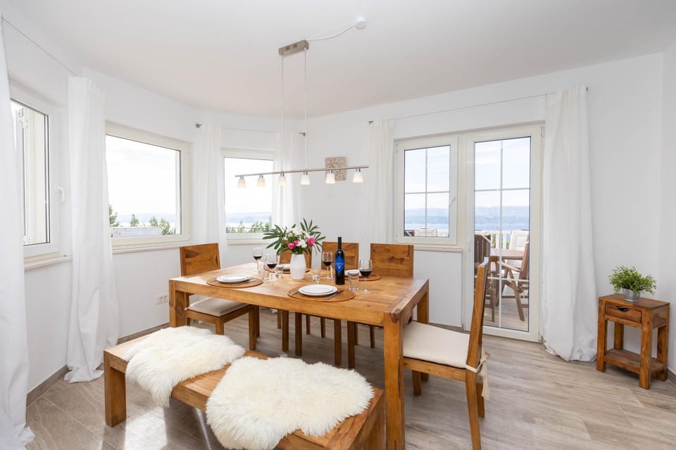 Living room, Food and drinks, Seating area, Dining area