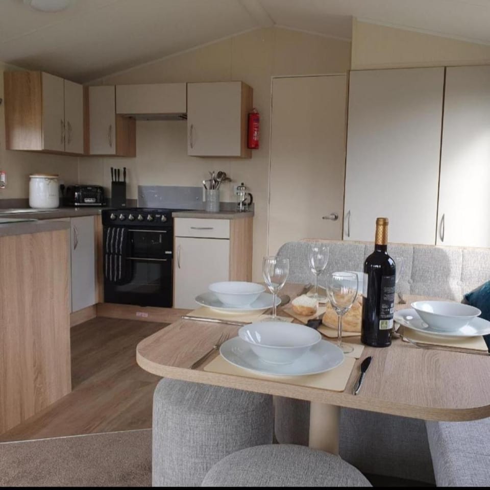 Kitchen or kitchenette, Dining area, minibar, pet friendly, stove, toaster