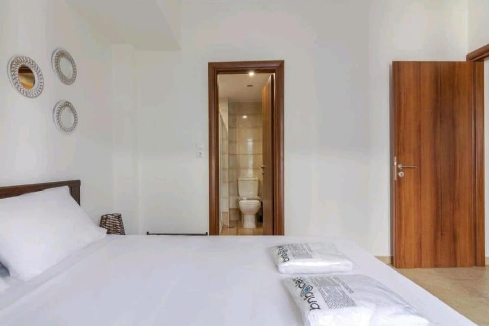 Spacious 3bdr apart w/balcony-5 mins to acropolis Apartment in Athens