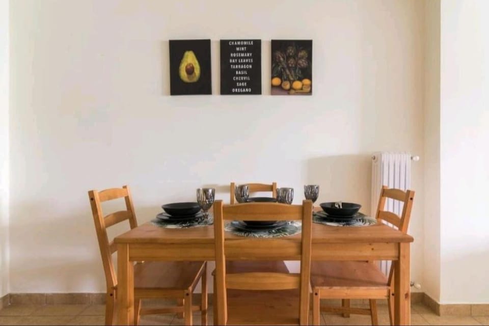 Spacious 3bdr apart w/balcony-5 mins to acropolis Apartment in Athens