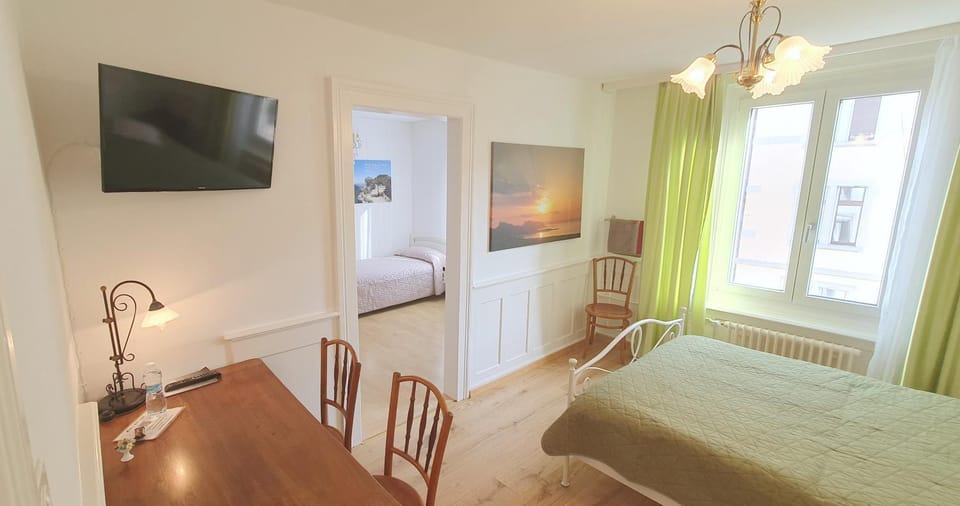 Bed, TV and multimedia, Photo of the whole room, Seating area, Dining area, Bedroom